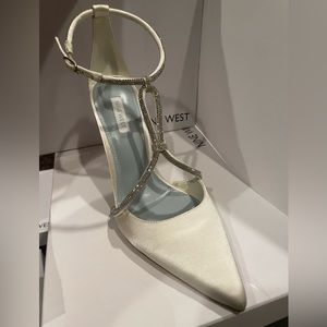 New NineWest Pointy Toe Pump w/ Rhinestones Satin Ivory 9 women’s dress shoes